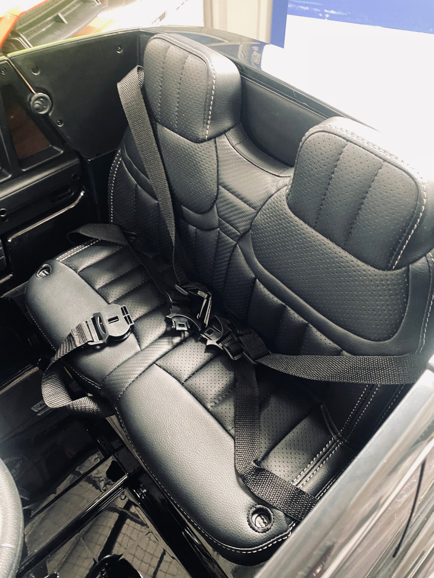 Range Rover Vogue 24v 2023 Model with MP4 touchscreen- BLACK METALLIC